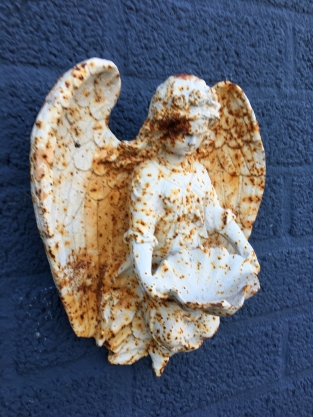 Wall ornament angel with shell, cast iron-old white-rust